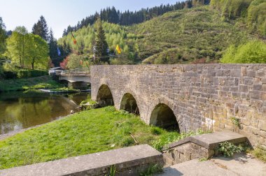 Maboge nehir Ourthe La Roche-en-Ard yakınındaki geçiş Köprüsü