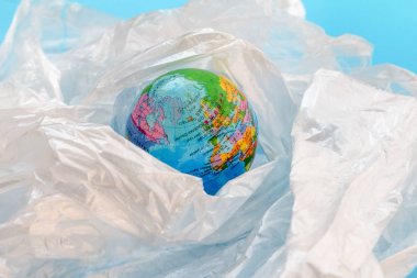 Plas yüzen dünya gezegeni ile plastik kirliliği kavramı