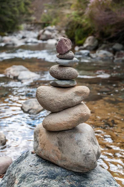 Cairn av balanserade stenar vid floden — Stockfoto