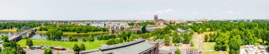 Elbe, Katedrali ve tarihi kent Magdeburg, Almanya, yaz aylarında panoramik manzaralı