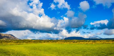 Panoramik manzaralı güzel renkli İzlanda manzara, İzlanda, geç yaz saati