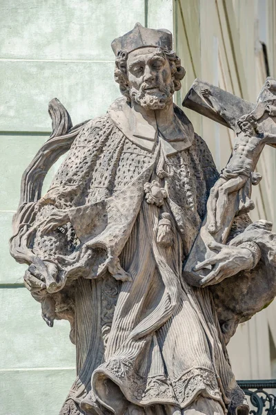 Statue Des Alten Priesters Mit Kreuz Und Jesus Der Prager — Stockfoto