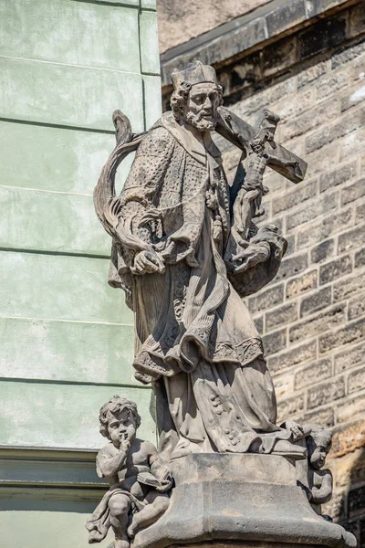 Statue Des Alten Priesters Mit Kreuz Und Jesus Der Prager — Stockfoto