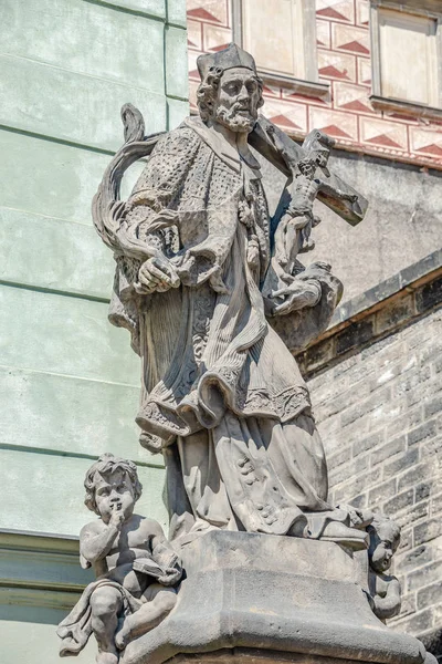 Statue Des Alten Priesters Mit Kreuz Und Jesus Der Prager — Stockfoto