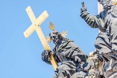 Sütun Holy Trinity, şekil, Saint ile çapraz, Prague, Çek Cumhuriyeti Mavi degrade gökyüzü, ayrıntılar, portre