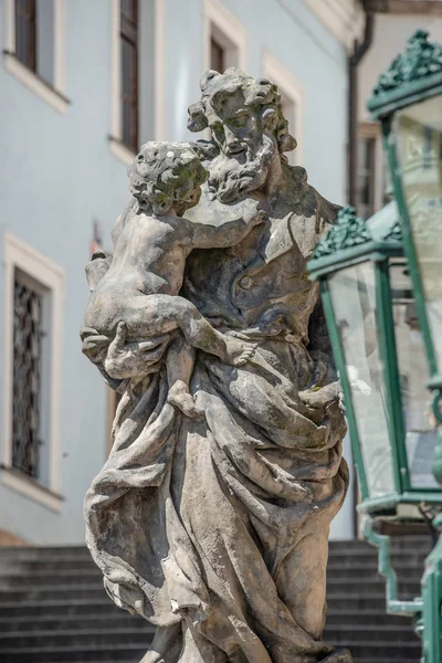 Statue Des Alten Priesters Mit Baby Der Prager Altstadt Tschechische — Stockfoto