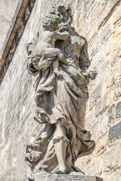 Statue Des Alten Priesters Mit Baby Der Prager Altstadt Tschechische — Stockfoto