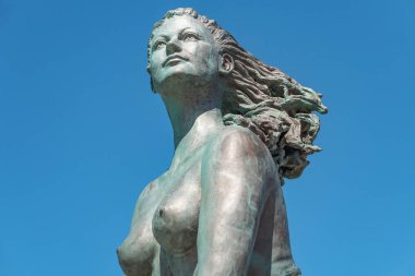 Deniz kızı northmost Balık tutma kasaba Hirtshals, Danimarka, güneşli gün, mavi gökyüzü, güzel ve seksi bronz anıt