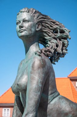Deniz kızı northmost Balık tutma kasaba Hirtshals, Danimarka, güneşli gün, mavi gökyüzü, güzel ve seksi bronz anıt