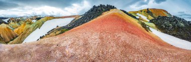 Güzel renkli volkanik dağlar İzlanda 'da Landmannalaugar, yaz zamanı, panorama