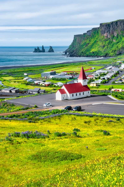玄武岩栈的看法 Reynisdrangar 黑沙子海滩 教会和城市 Vik 南冰岛 夏天时间 — 图库照片