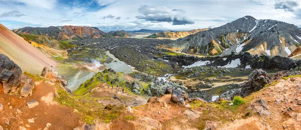 美しいカラフルな火山の山アイスランドのLandmannalaugar 夏時間 パノラマ — ストック写真