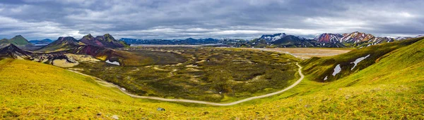 Красивые Красочные Вулканические Горы Ландманналаугар Исландии Летнее Время Панорама — стоковое фото