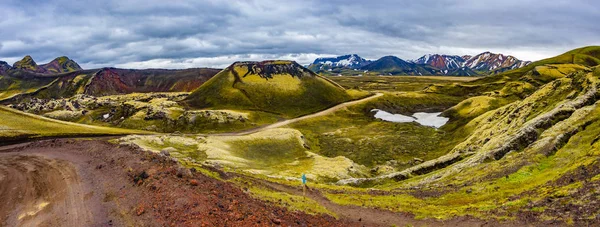 美しいカラフルな火山の山アイスランドのLandmannalaugar 夏時間 パノラマ — ストック写真