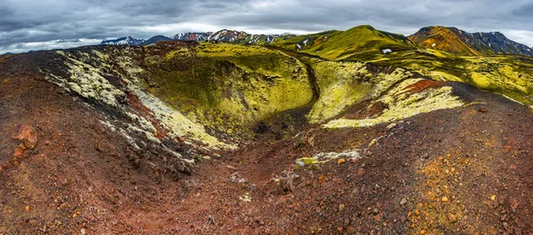 美丽的五彩缤纷的火山山冰岛的大地隆重 夏天的时候 全景尽收眼底 — 图库照片