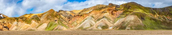 美丽的五彩缤纷的火山山冰岛的大地隆重 夏天的时候 全景尽收眼底 — 图库照片