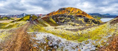 Güzel renkli volkanik dağlar İzlanda 'da Landmannalaugar, yaz zamanı, panorama