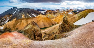 Güzel renkli volkanik dağlar İzlanda 'da Landmannalaugar, yaz zamanı, panorama
