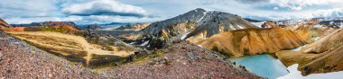 Güzel renkli volkanik dağlar İzlanda 'da Landmannalaugar, yaz zamanı, panorama