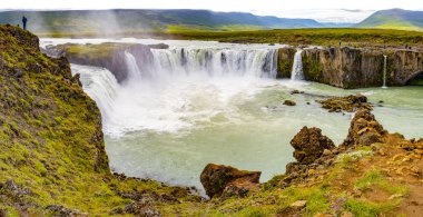 Panoramik manzaralı güzel, yüksek ve büyük Godafoss şelale North Iceland, yaz saati