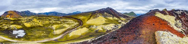 美丽的五彩缤纷的火山山冰岛的大地隆重 夏天的时候 全景尽收眼底 — 图库照片