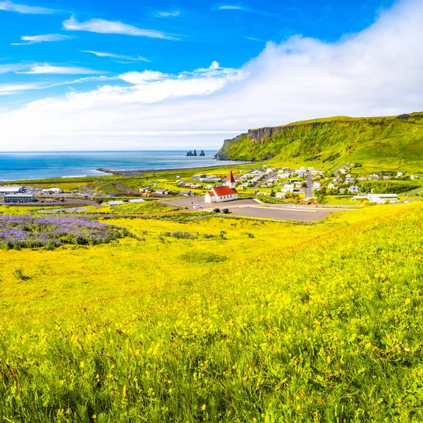 Bazalt Nézd Halom Reynisdrangar Fekete Homokos Strand Templom Vik Város — Stock Fotó