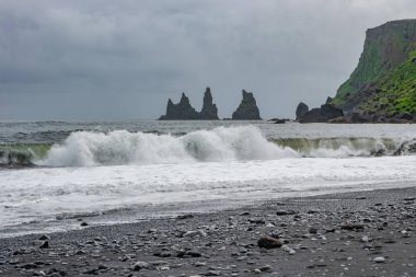 Görünüm bazalt yığınları Reynisdrangar, siyah kum plaj yakınındaki Vik, South Iceland, yaz saati