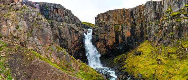 Csodálatos Magas Vízesés Közelében Egilsstadir Kelet Izland Nyáron Fardagafoss — Stock Fotó