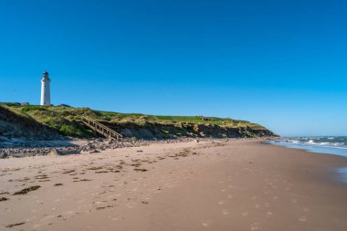 Deniz kıyısı, plaj ve deniz feneri Hirtshals, Danimarka, yaz saati