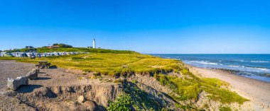 Deniz kıyısı, plaj, kamp ve Hirtshals, Danimarka, yaz aylarında deniz feneri