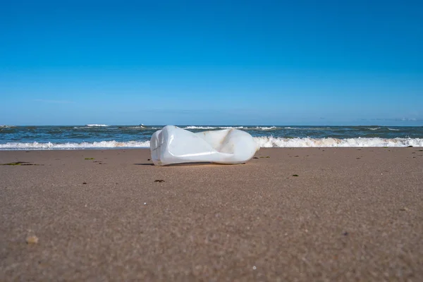 Plastikflasche Vor Wunderschönem Strand Und Meer Plastikverschmutzung Den Ozeanen — Stockfoto