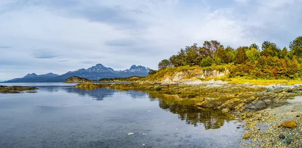 Hermoso Paisaje Bosque Lenga Montañas Laguna Parque Nacional Tierra Del —  Fotos de Stock