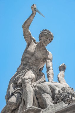 Savaş Titan heykeli ana Hradcany kale kapısı Prag, Çek Cumhuriyeti, mavi gökyüzü, güneşli bir gün, bir hançer ile