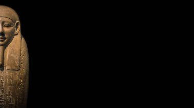 Büyük granit lahiti Mısır firavunu aydınlatılmış ve siyah arka plan, Mısır, detayları, aşırı closup izole