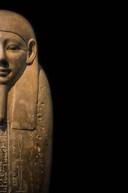 Büyük granit lahiti Mısır firavunu aydınlatılmış ve siyah arka plan, Mısır, detayları, aşırı closup izole