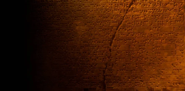Forntida Egyptiska Hieroglyfer Skriva Sarkofagen Sten Svart Slät Bakgrund — Stockfoto
