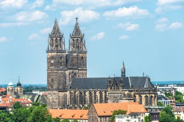 Yukarıdan Magdeburg katedral, Magdeburg, Almanya yaz, güneşli bir gün, bulutlar görüntülemek