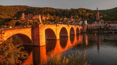 Eski köprünün, şehir merkezine ve cas kırmızı günbatımı sırasında panoramik görünüm