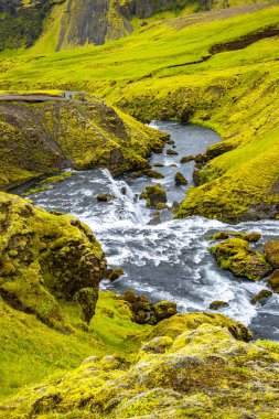 South Iceland, yaz saati, ayrıntılar üzerinde büyük Skogarfoss şelale yakınındaki küçük şelale çağlayan görünümünü