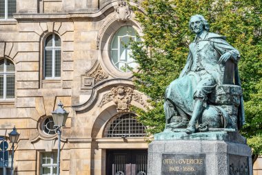 Büyük bilim adamı Otto Gvericke, Magdeburg, Almanya, sonbahar başlangıcı heykeli