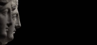 Kadınlar önde izole siyah arka plan flama mesafe içine izlerken mermer eski başkanları