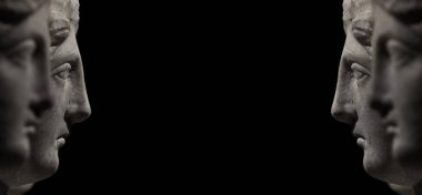 Birbirimizi bir izole siyah arka plan flama izlerken kadın mermer eski başkanları