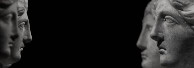 Birbirimizi bir izole siyah arka plan flama izlerken kadın mermer eski başkanları