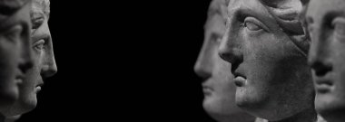 Birbirimizi bir izole siyah arka plan flama izlerken kadın mermer eski başkanları