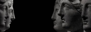 Birbirimizi bir izole siyah arka plan flama izlerken kadın mermer eski başkanları