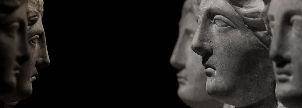 Marmor Antike Köpfe Von Frauen Beobachten Einander Einem Isolierten Schwarzen — Stockfoto
