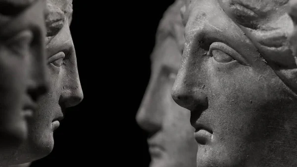 Marmor Antike Köpfe Von Frauen Beobachten Einander Einem Isolierten Schwarzen — Stockfoto