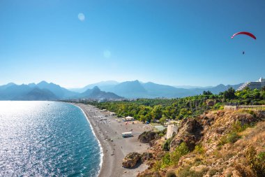 Panoramik kuş görünümü bir yamaçparaşütü, Antalya, Türkiye, sonbahar ile plaj ve Antalya ve Akdeniz sahil