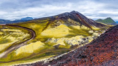 Güzel renkli volkanik dağlar İzlanda 'da Landmannalaugar, yaz zamanı, panorama