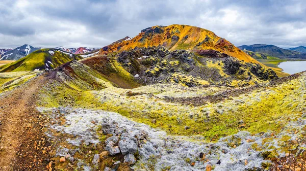 Όμορφη Πολύχρωμα Ηφαιστειακά Βουνά Landmannalaugar Στην Ισλανδία Θερινή Ώρα Πανόραμα — Φωτογραφία Αρχείου